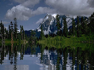 download Beautiful Mountain Lake Screensaver